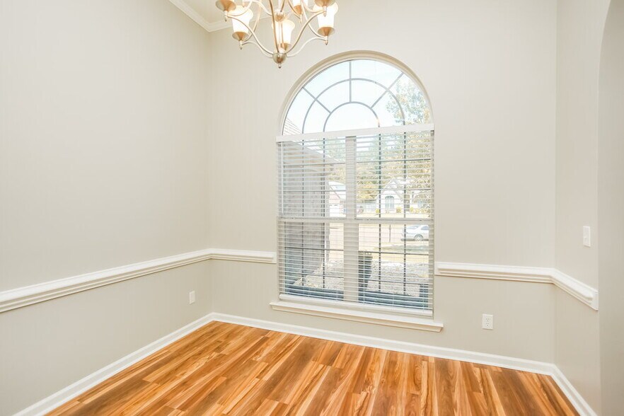 Building Photo - 8911 Oak Grove Blvd