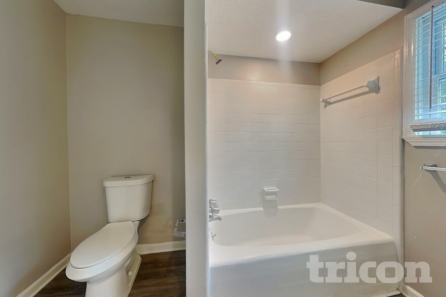Building Photo - 515 Westbridge Dr