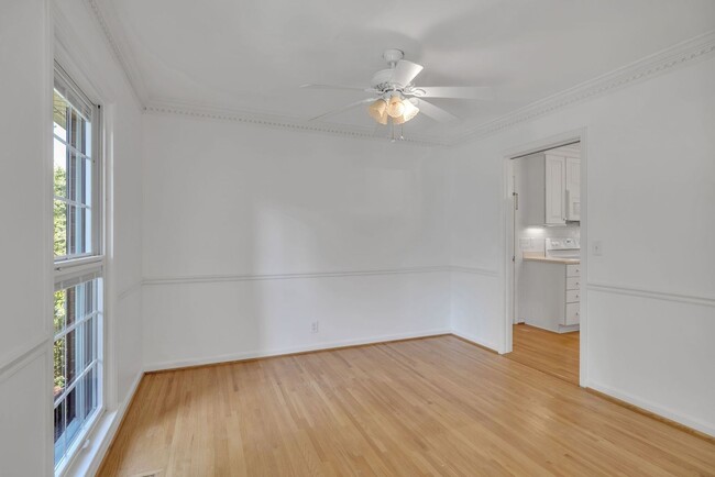 Building Photo - One level living in the heart of Brentwood