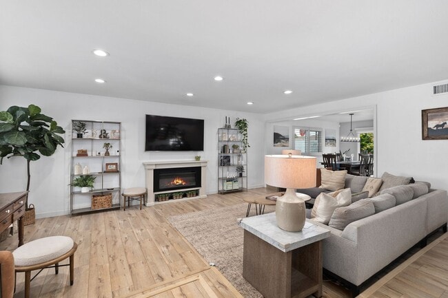 Building Photo - Stunning completely renovated home in Tustin