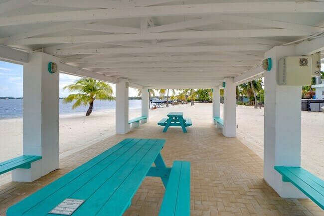 Building Photo - 210 W 2nd Ct