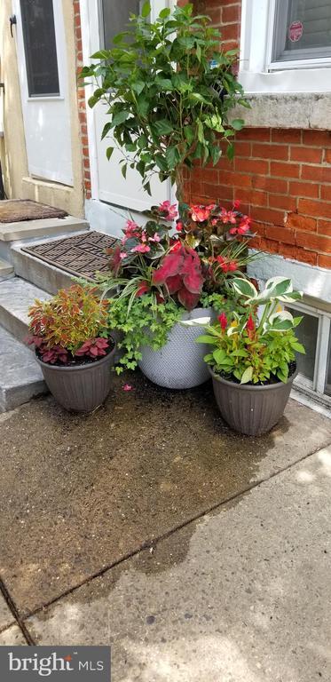 Building Photo - 719 N Uber St