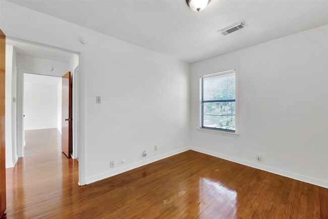 Building Photo - 10402 Hollyglen Dr
