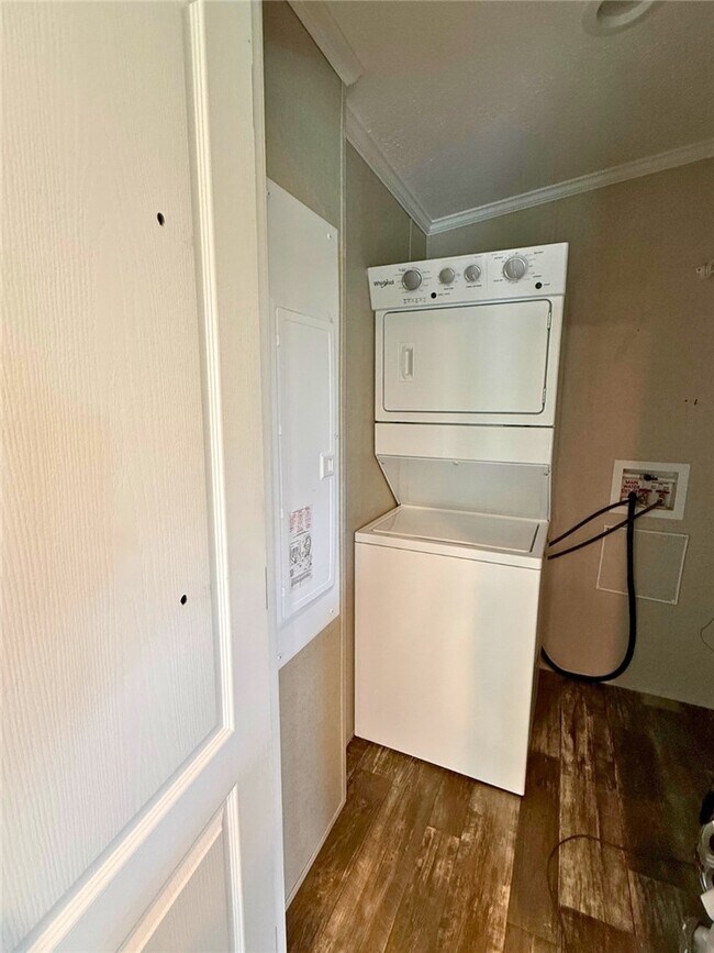 Building Photo - 50 Pines Dr