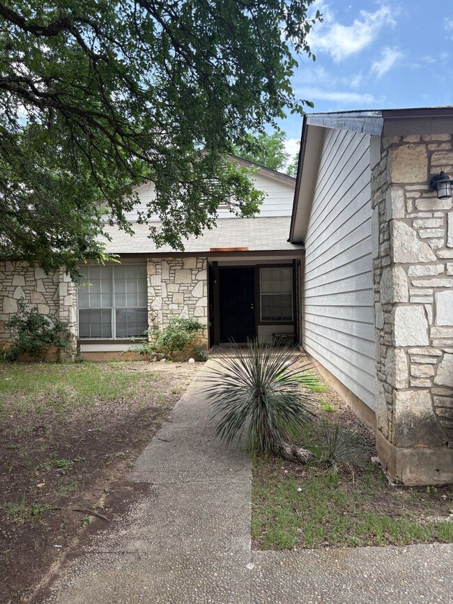 Building Photo - Newly Renovated Duplex - Northwest San Ant...