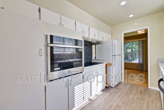 Building Photo - 2329 Trenton Dr