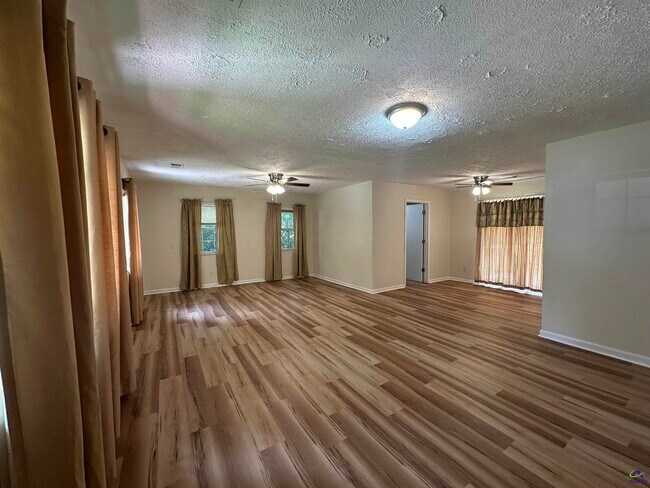 Building Photo - 2302 Macy Ave