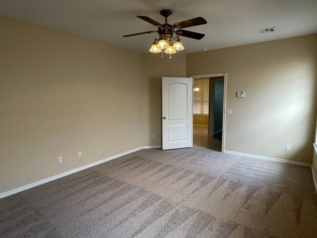 Building Photo - 3 Bed, 2 Bath in Surrey Hills of Yukon