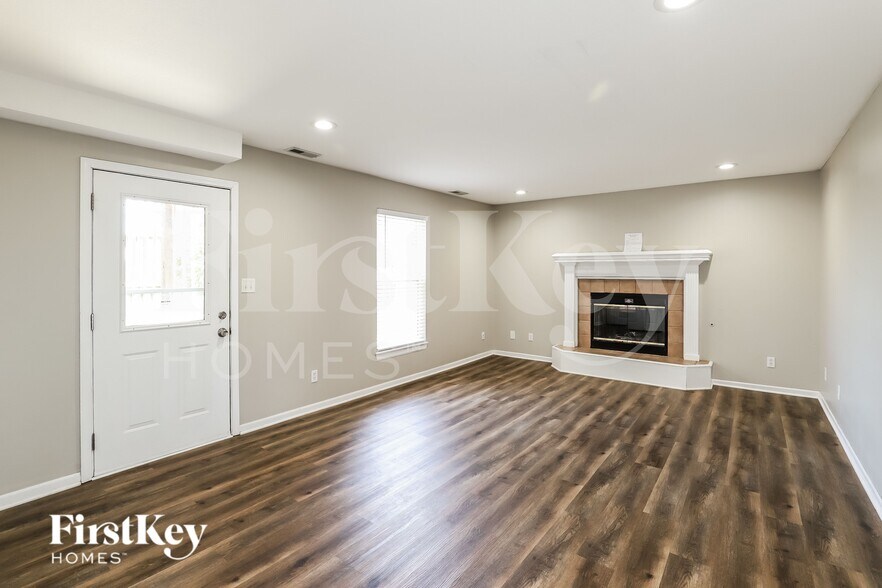 Building Photo - 904 E Madelyn Dr