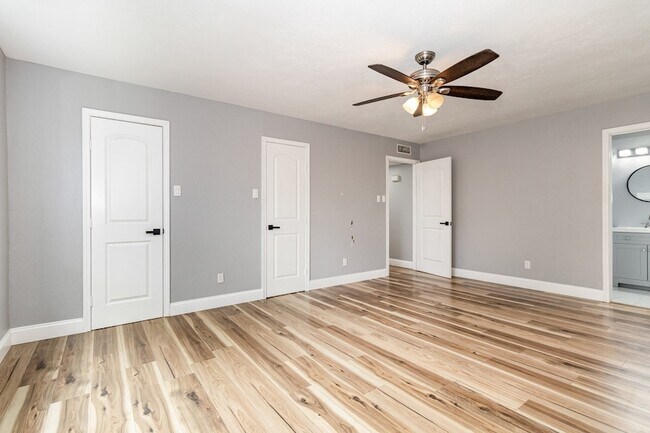 Building Photo - 4716 Roberts Dr