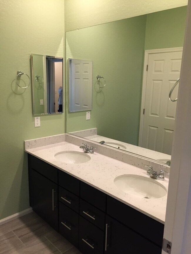 Building Photo - Spacious 5BR House in Phoenix