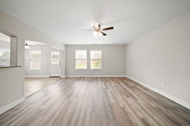 Building Photo - Spacious 4-Bedroom Home in Winfield Lakes
