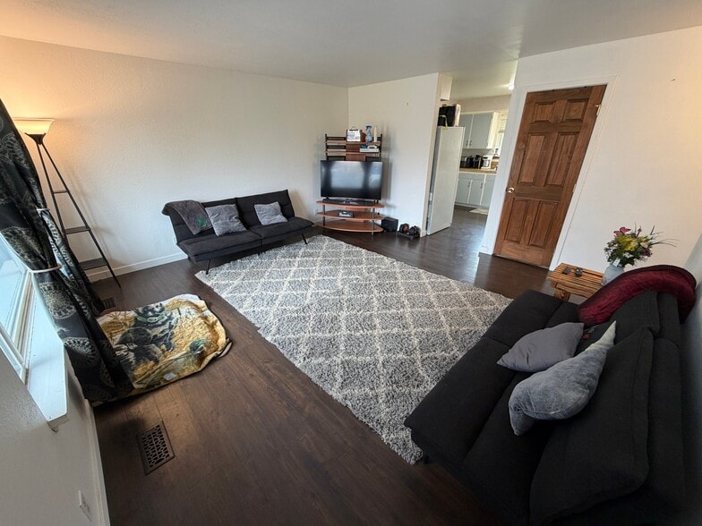 Building Photo - 127 Goodall St