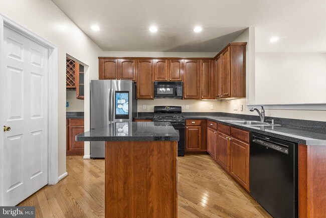 Building Photo - 271 Yorktown Ct