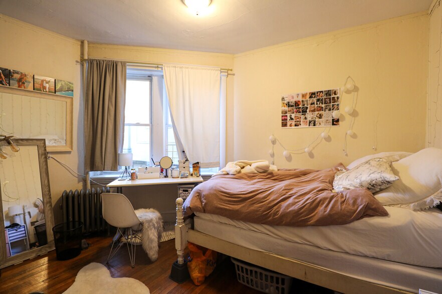 Building Photo - 322 St Paul St