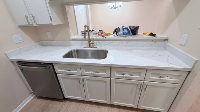 Building Photo - 8435 Hearth Dr