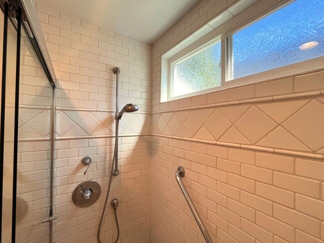 Building Photo - Most Charming Home in La Costa