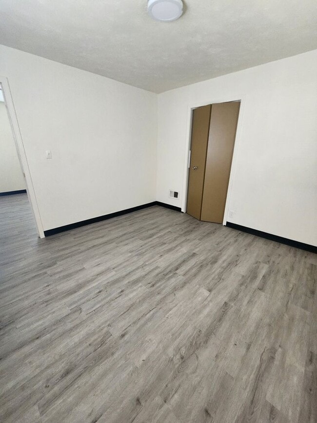Building Photo - 4 Bedroom Clean House For Rent