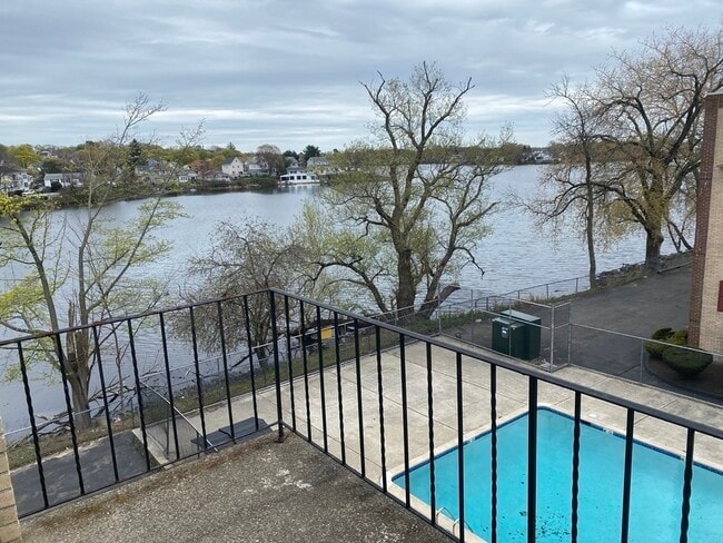 Building Photo - 406 Broadway