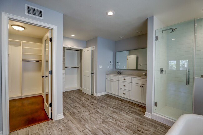 Building Photo - Gorgeous Home in Old Towne Orange
