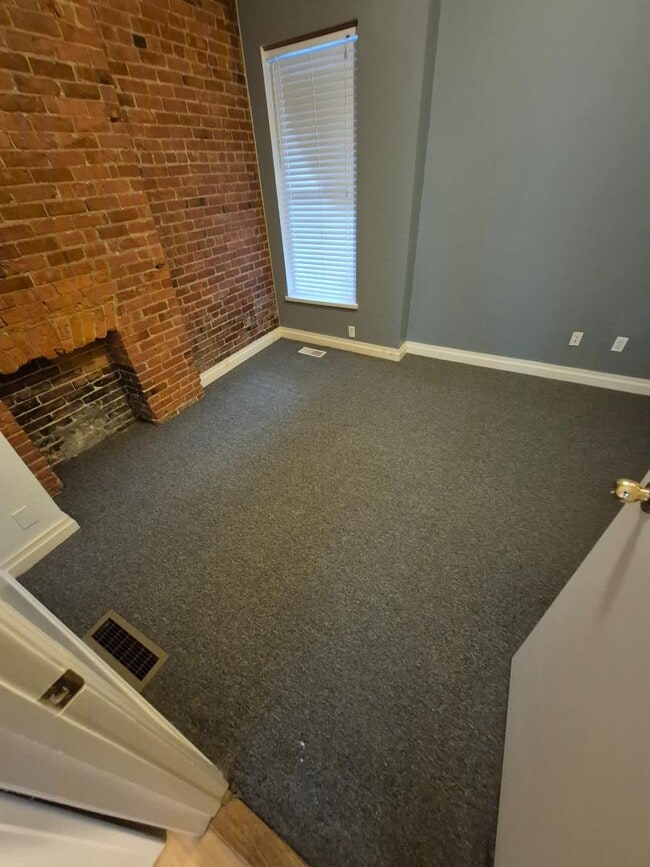 Building Photo - 160 Park St