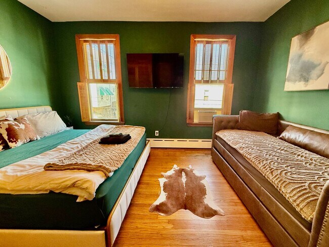 Building Photo - SPACIOUS & MODERN 3 BED/2.5 BA HOUSE w/ AC-Inlaid HARDWOOD Flooring-WASHER/DRYER & Rear PATIO in ...