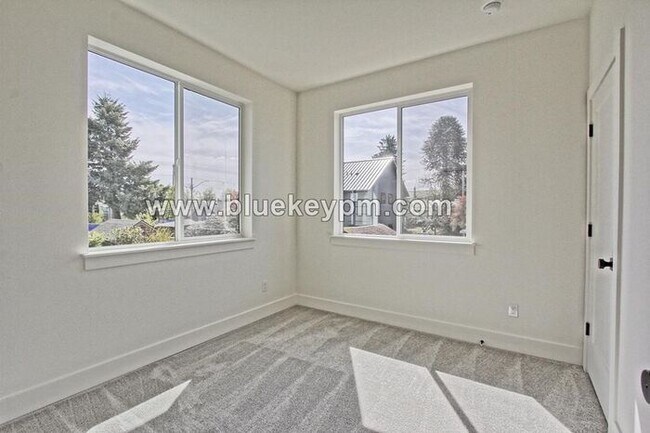 Building Photo - 1526-B: 2 Bed, 2.5 Bathroom Townhome with ...