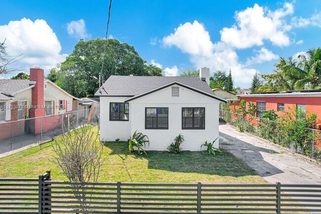 Building Photo - 3040 NW 13th Ave