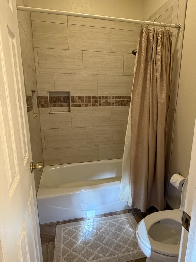 Building Photo - 2833 Kinnickinnick Rd