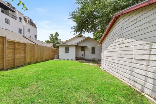 Building Photo - Adorable Montrose Bungaloq