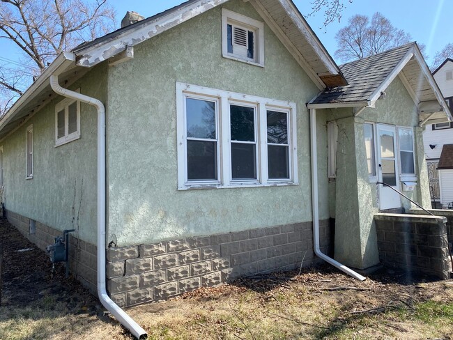 Building Photo - 2 bed 1 bath house $995