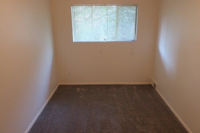 Building Photo - 121 N Miller St