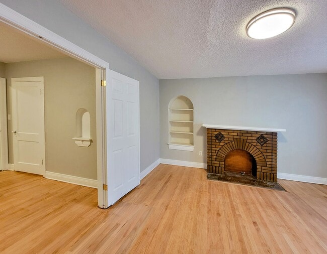 Building Photo - Front Duplex on 11th