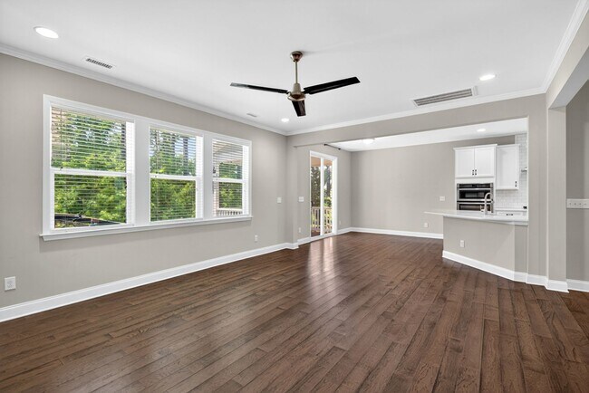Building Photo - “5-Bedroom Home with Bonus Room & Resort-S...