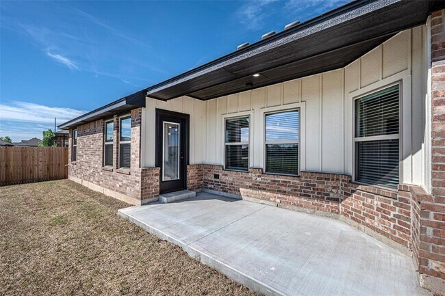 Building Photo - Beautiful 4 bedroom in Yukon