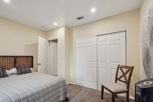 Building Photo - 25340 Marion Ridge Dr