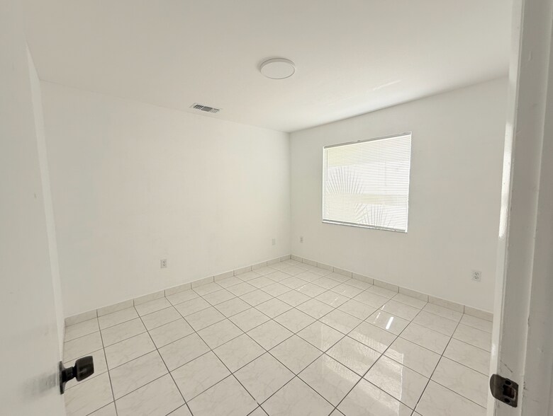 Building Photo - 2647 SW 28th Ct