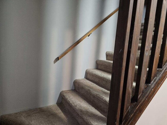 Building Photo - CHARMING 2 BEDROOM TOWNHOME-1/2 MILE FROM ...