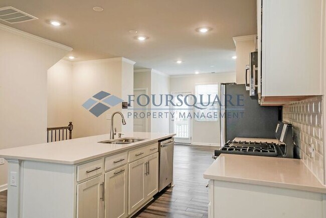 Building Photo - Three Story Town Home | Entry Level Bedroo...