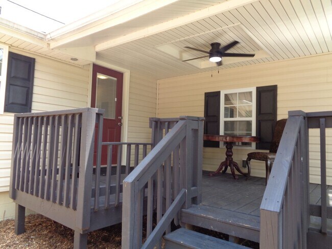 Building Photo - Lots of Space-Big Yard