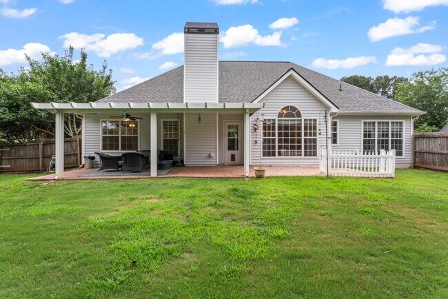 Building Photo - 3 Bedrooms 2 baths in McDonough on 1 acre waterfront backyard with private dock.
