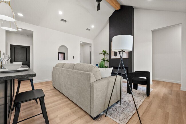 Building Photo - 1410 Farmhouse Ave