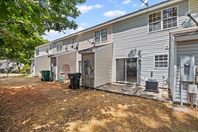 Building Photo - Great 2 bdrm Townhome in Steele Creek area...