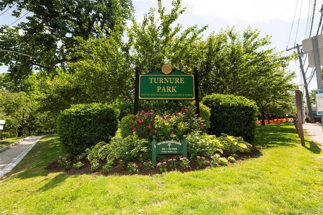 Building Photo - 30 Lake St