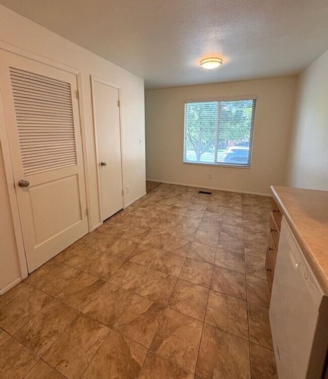 Building Photo - 2 Bedroom Apartment in Holladay!