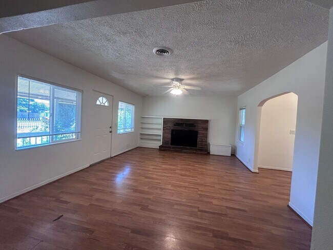 Building Photo - 3bd 1ba