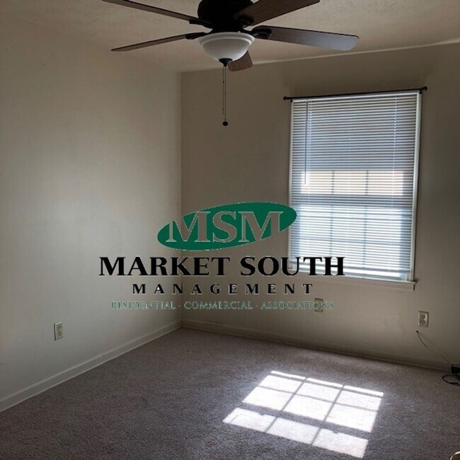 Building Photo - ~~Convenient location on Savannah's Souths...