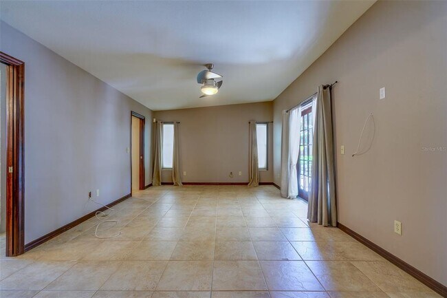 Building Photo - 215 Garden Cir