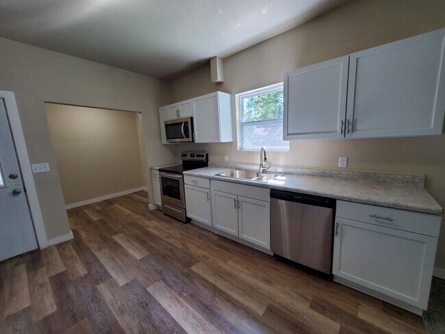 Building Photo - 4-Bedroom, 2-Bath Home Near Drake University - Fenced Backyard