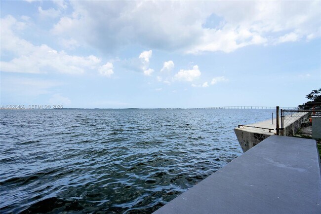 Building Photo - 1155 Brickell Bay Dr